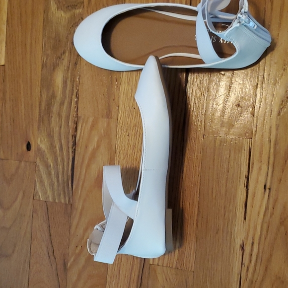 Ballet flats with ankle straps - Picture 3 of 4